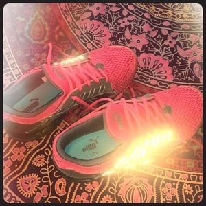 Women’s Puma Athletic Shoes SIZE 7.5
